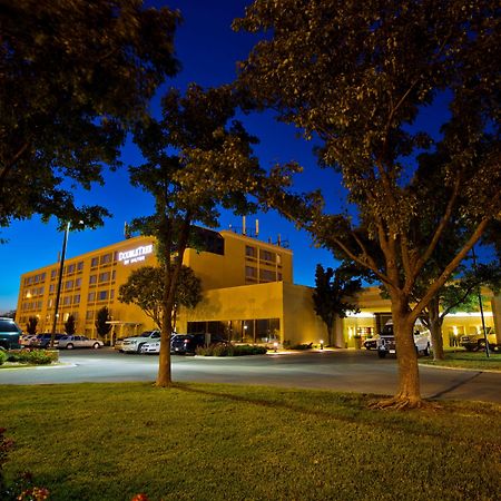 Doubletree By Hilton Wichita Airport Hotel Ngoại thất bức ảnh