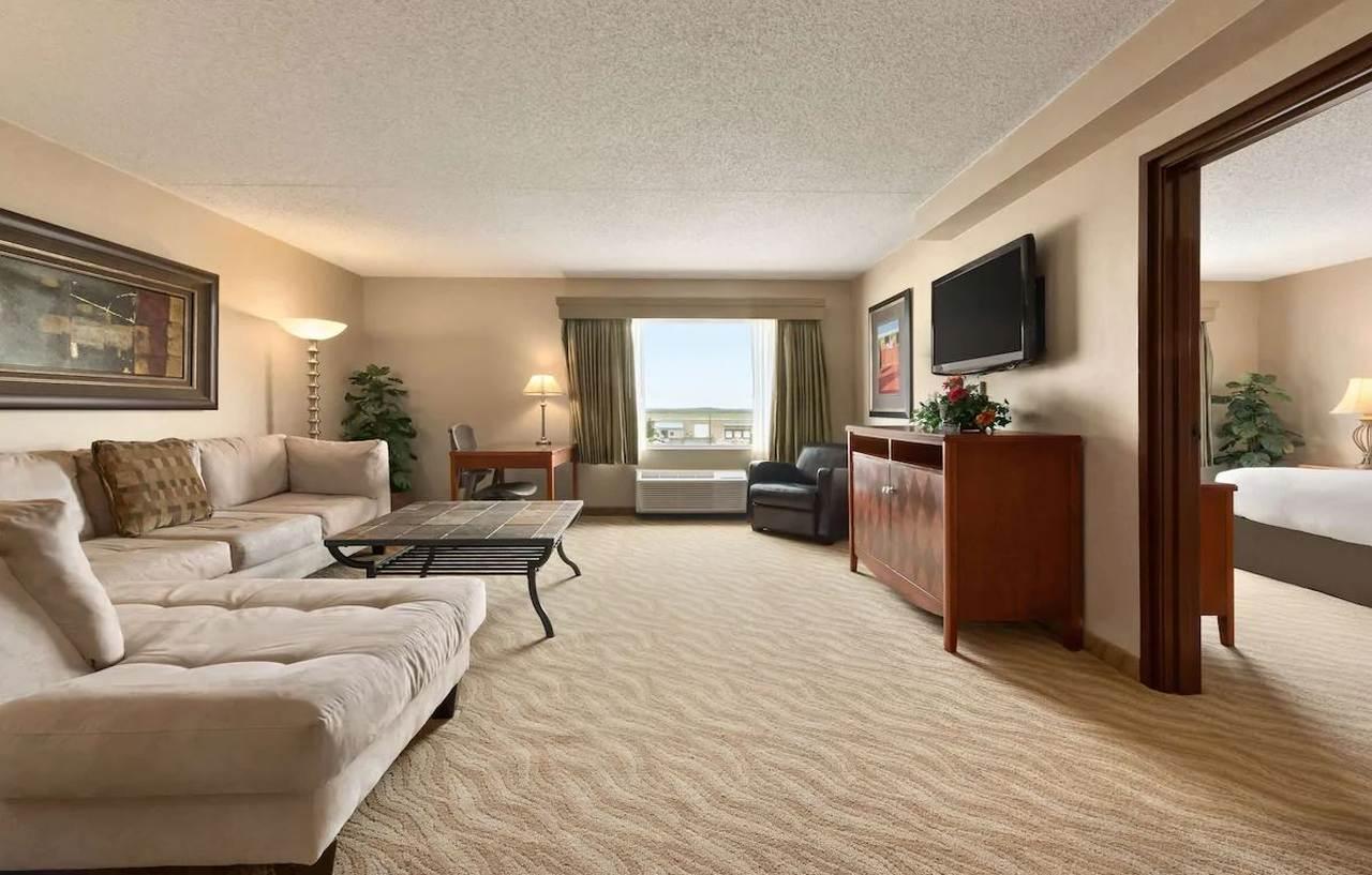 Doubletree By Hilton Wichita Airport Hotel Ngoại thất bức ảnh