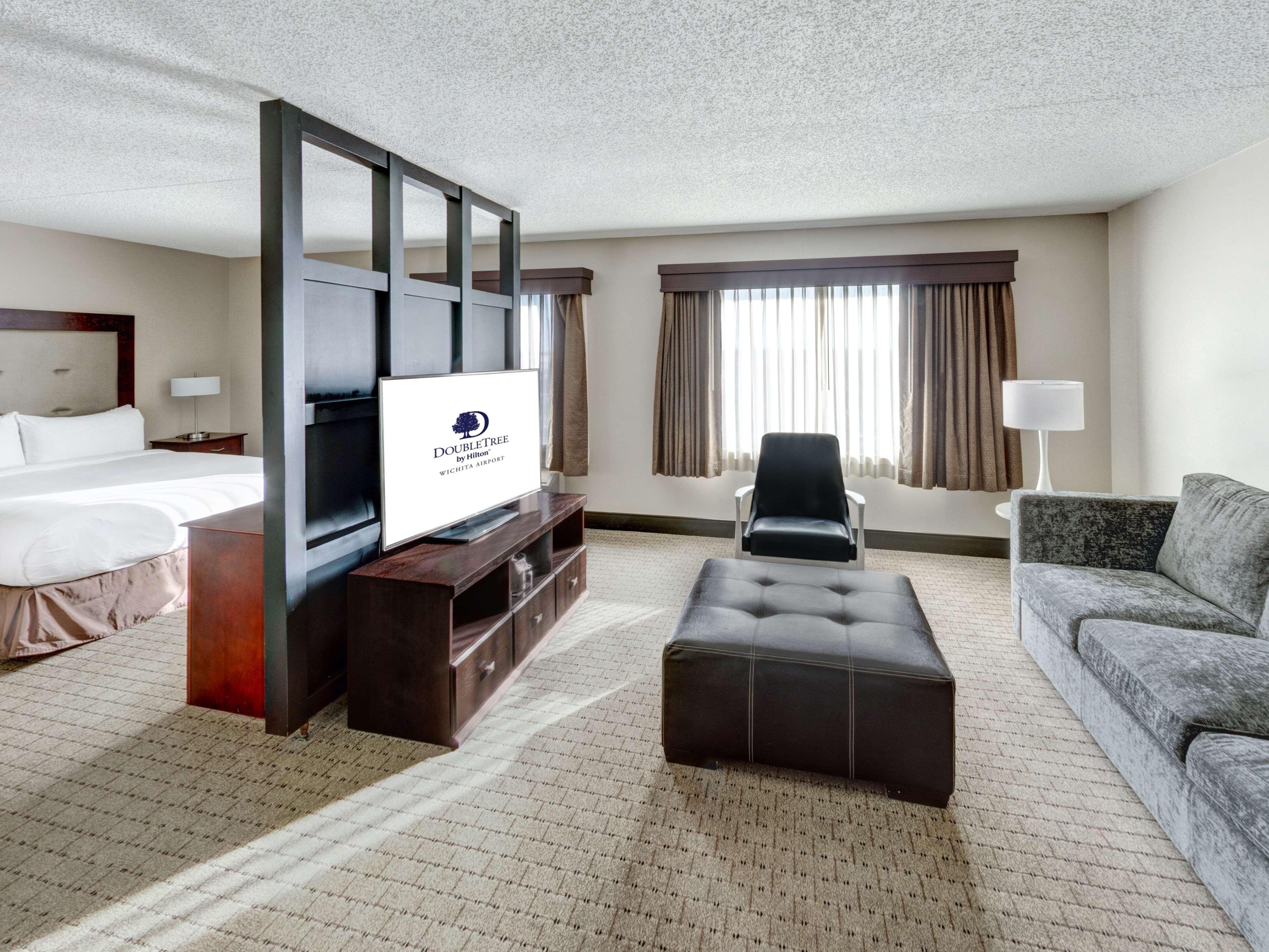 Doubletree By Hilton Wichita Airport Hotel Ngoại thất bức ảnh