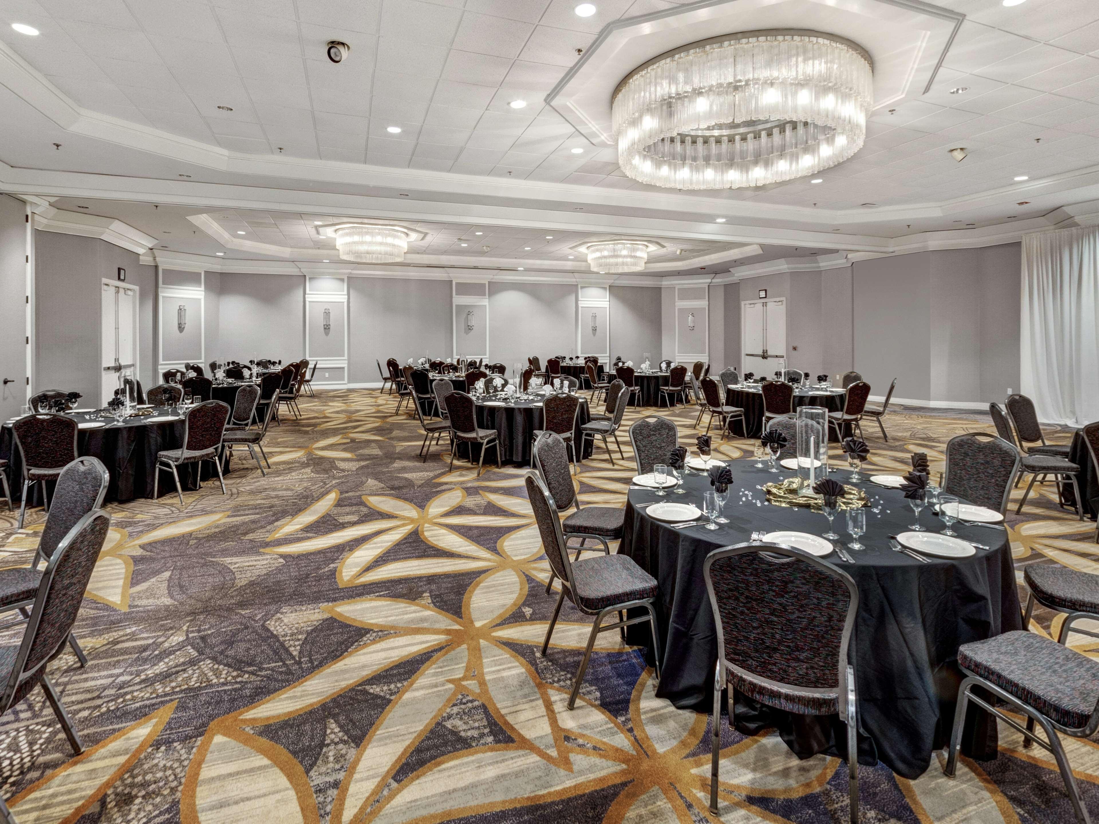 Doubletree By Hilton Wichita Airport Hotel Ngoại thất bức ảnh