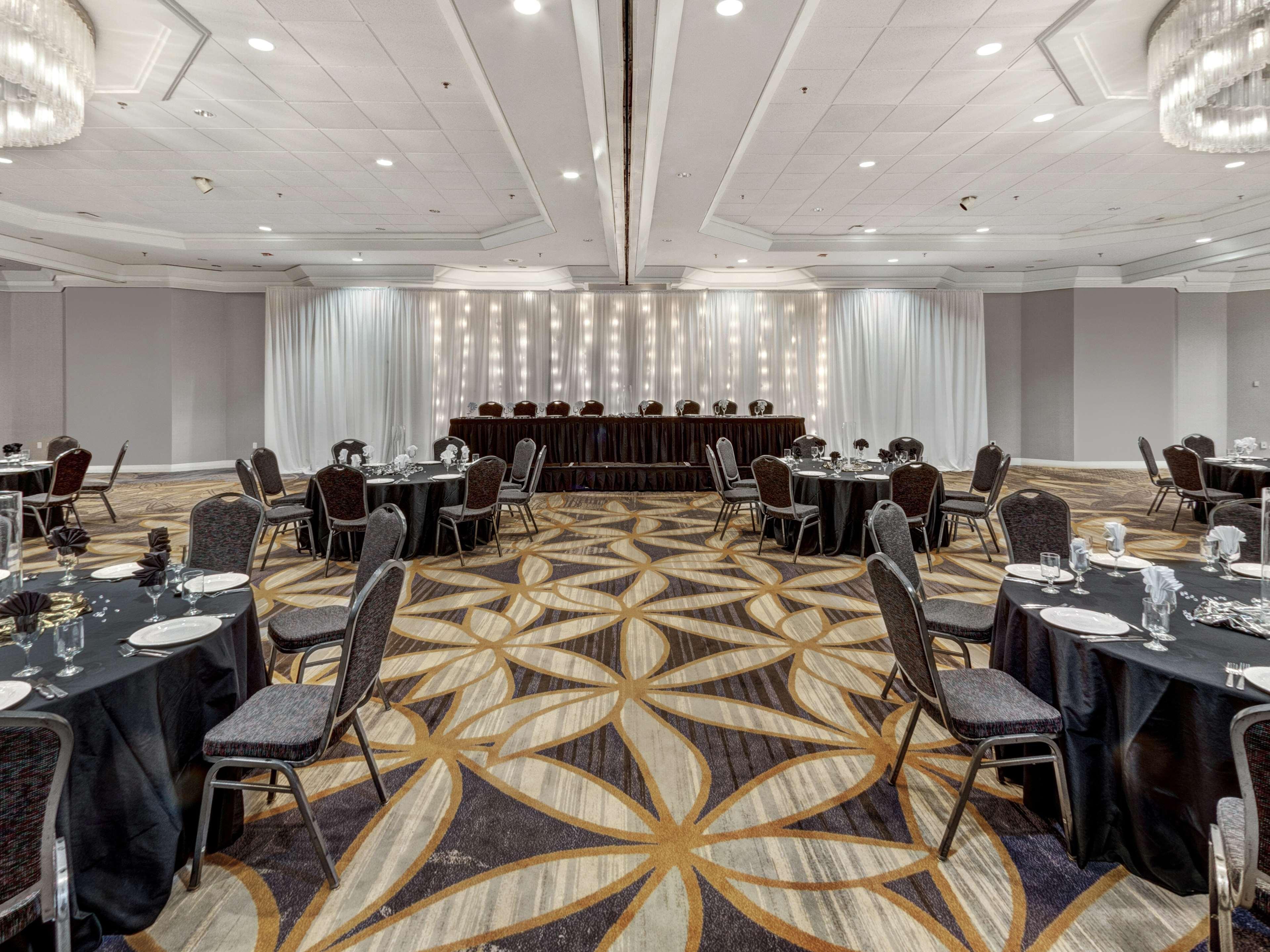 Doubletree By Hilton Wichita Airport Hotel Ngoại thất bức ảnh