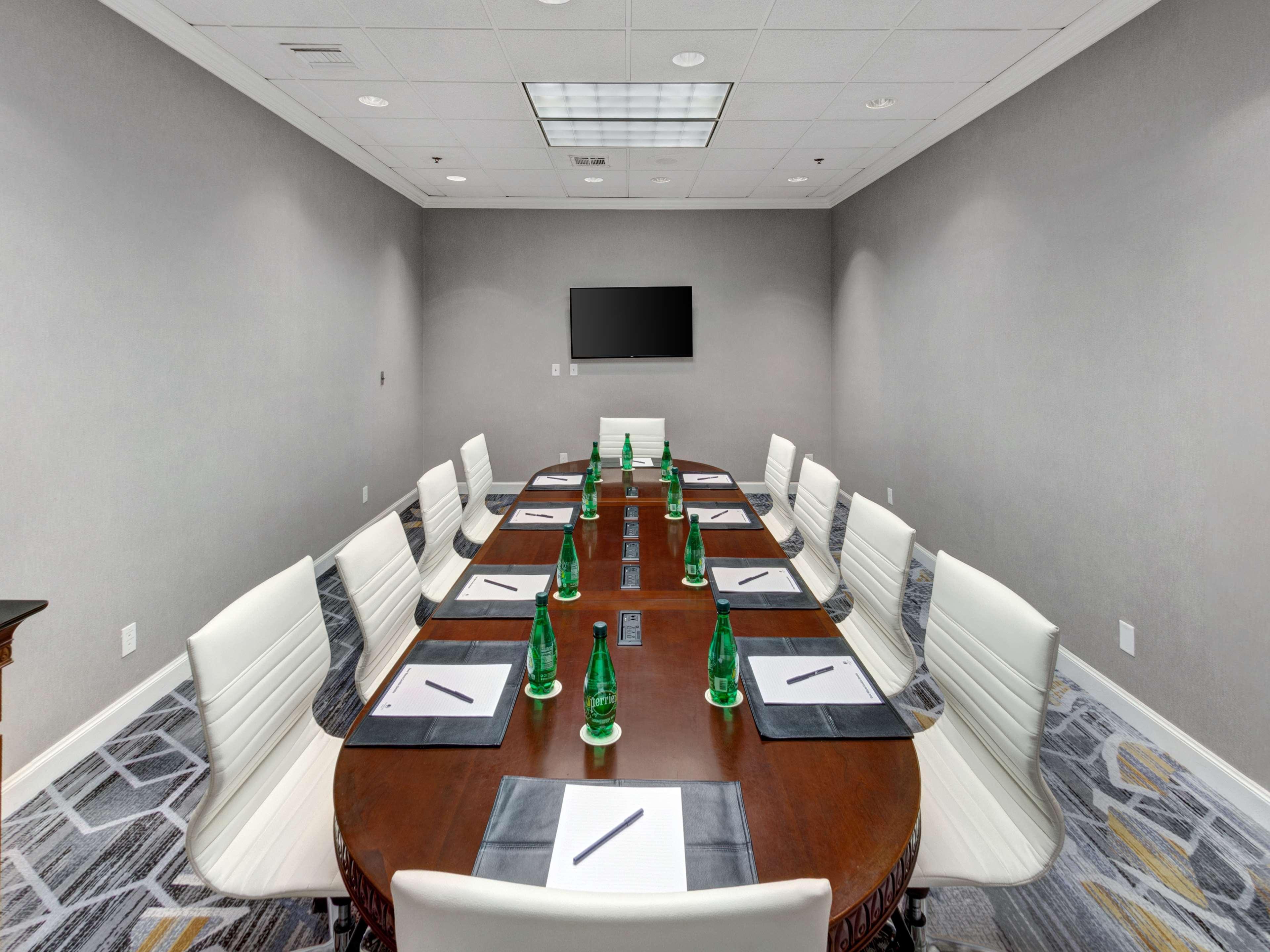 Doubletree By Hilton Wichita Airport Hotel Ngoại thất bức ảnh