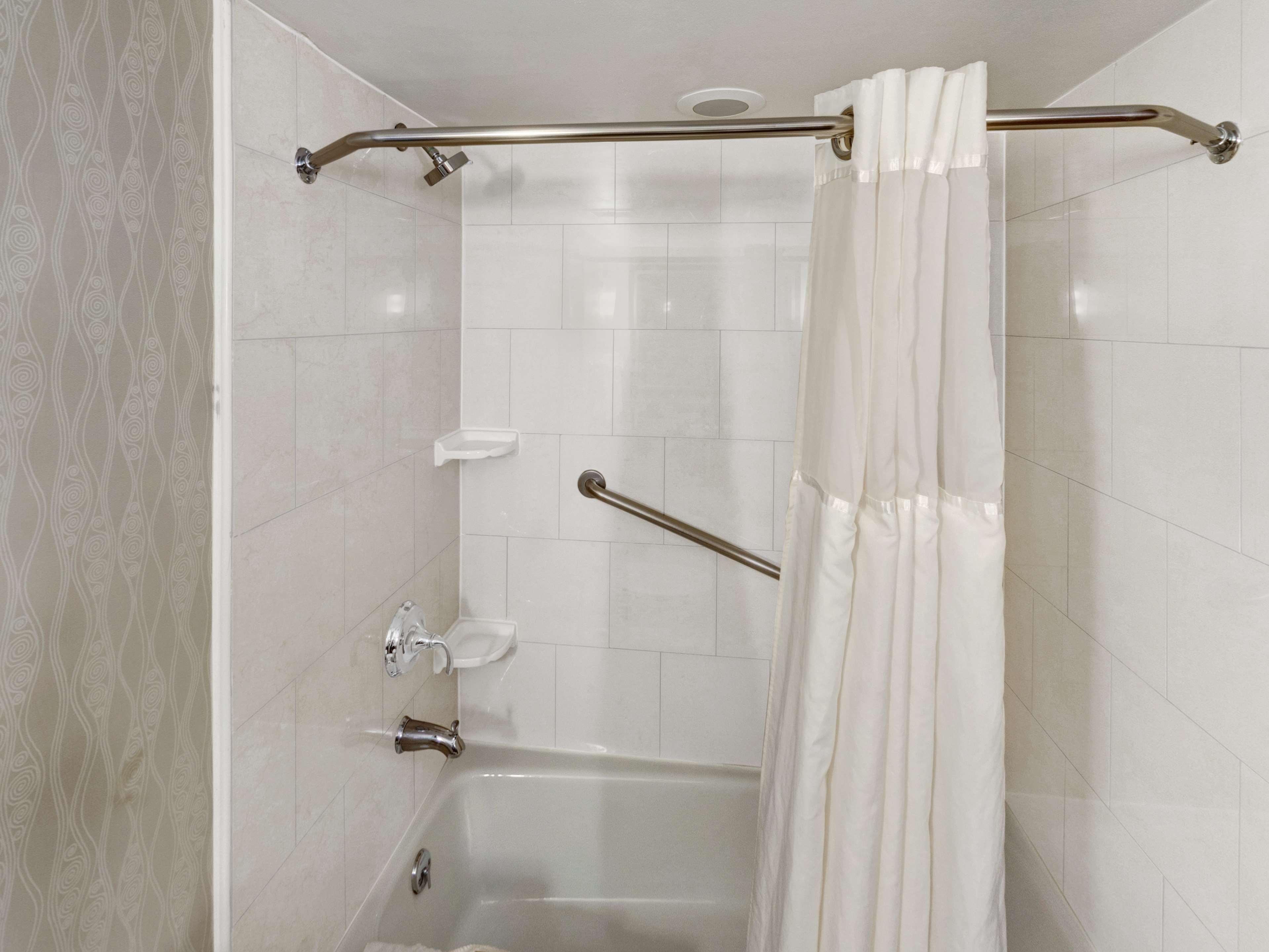 Doubletree By Hilton Wichita Airport Hotel Ngoại thất bức ảnh