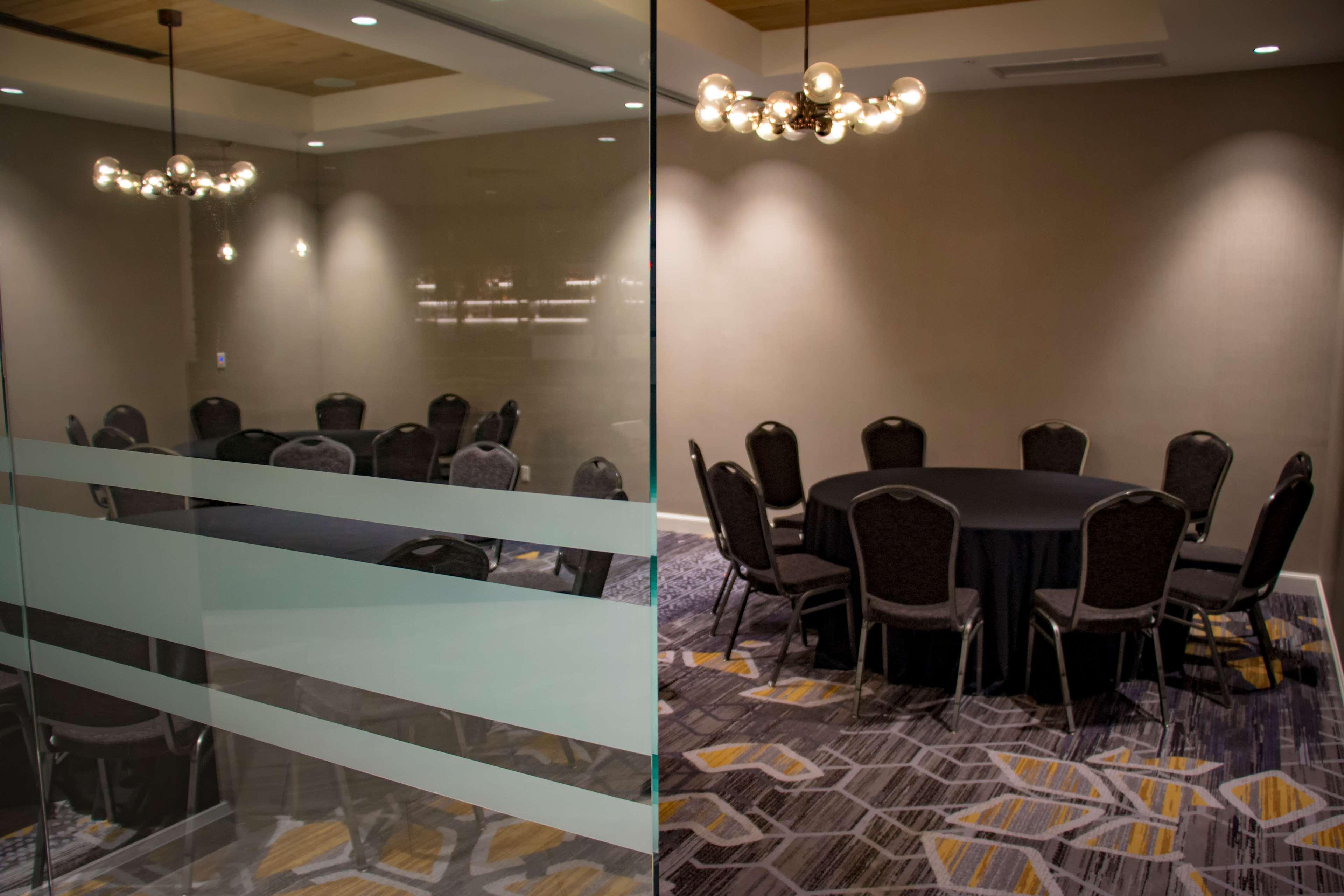 Doubletree By Hilton Wichita Airport Hotel Ngoại thất bức ảnh