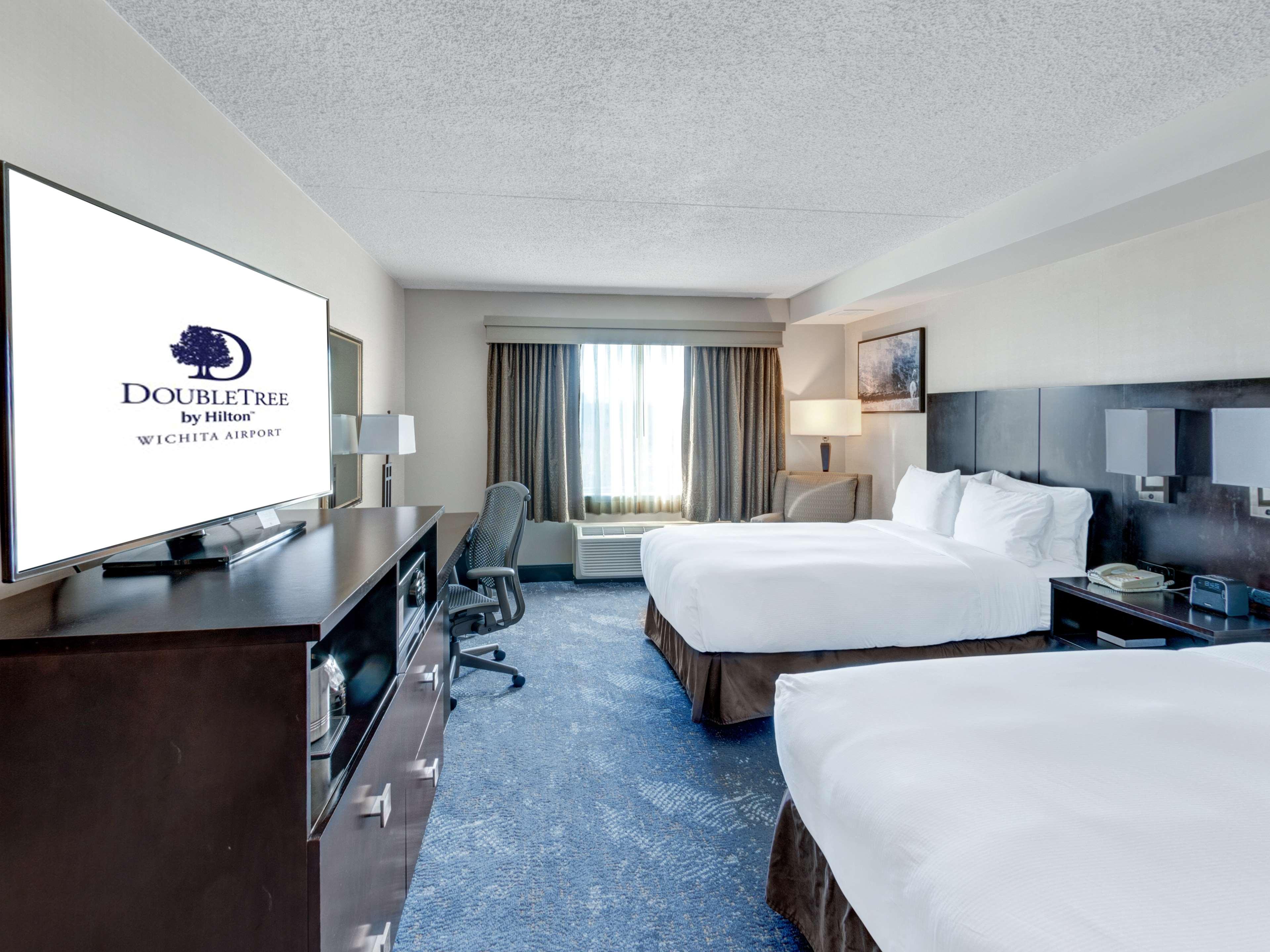 Doubletree By Hilton Wichita Airport Hotel Ngoại thất bức ảnh