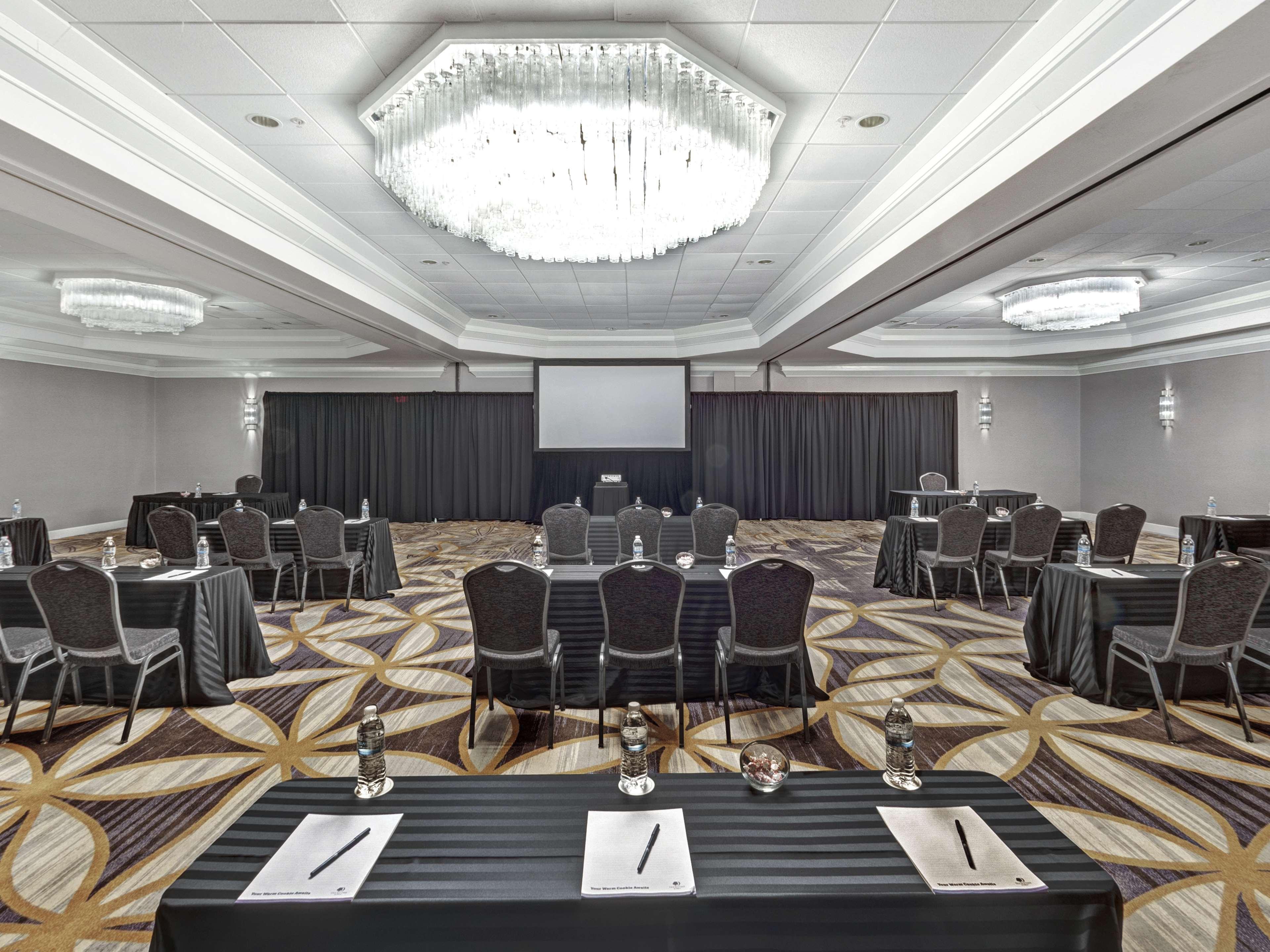 Doubletree By Hilton Wichita Airport Hotel Ngoại thất bức ảnh