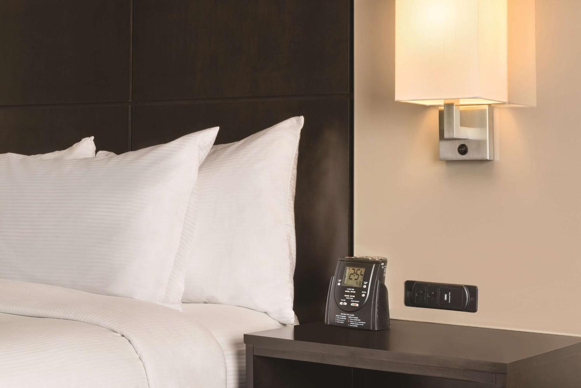 Doubletree By Hilton Wichita Airport Hotel Ngoại thất bức ảnh