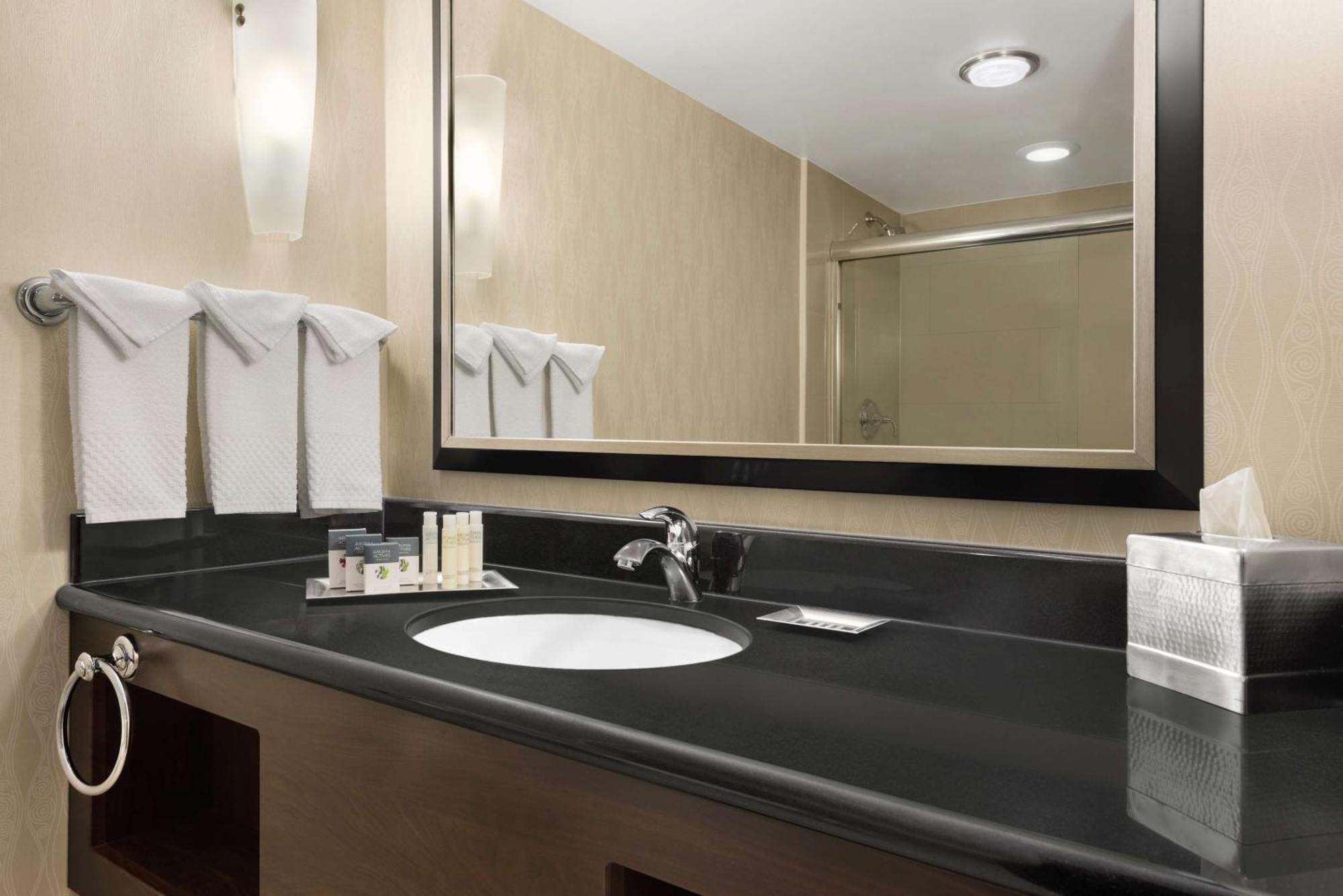 Doubletree By Hilton Wichita Airport Hotel Ngoại thất bức ảnh