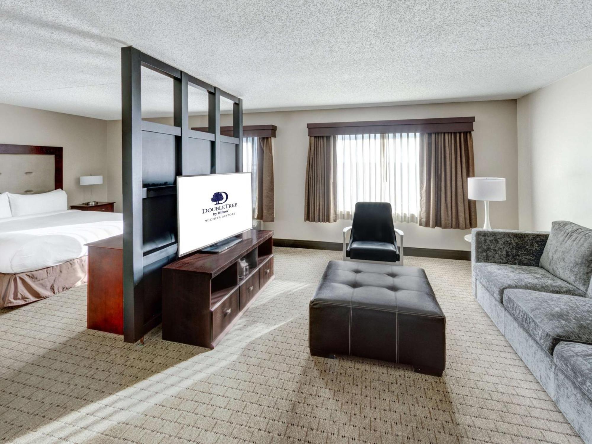 Doubletree By Hilton Wichita Airport Hotel Ngoại thất bức ảnh