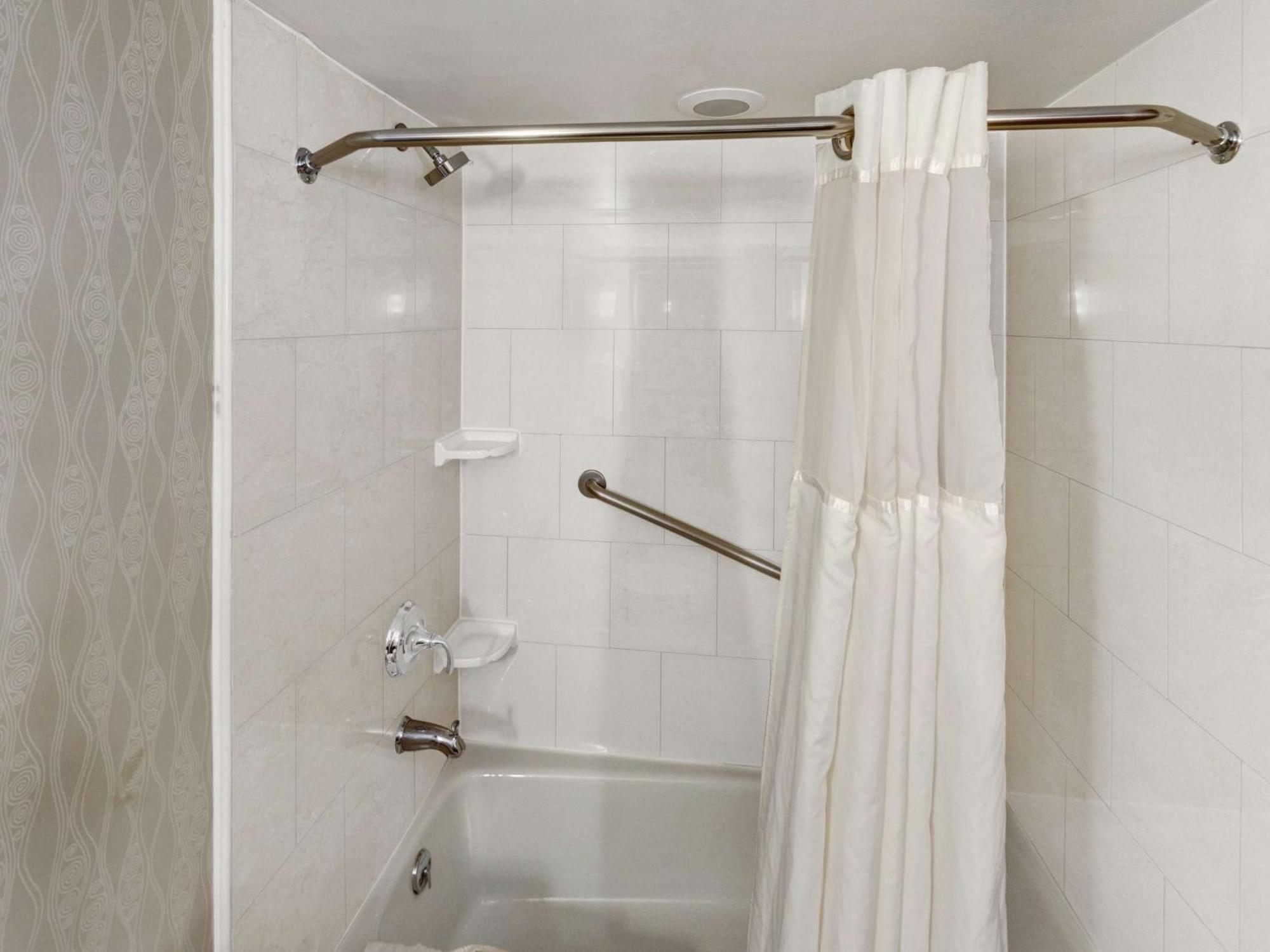 Doubletree By Hilton Wichita Airport Hotel Ngoại thất bức ảnh