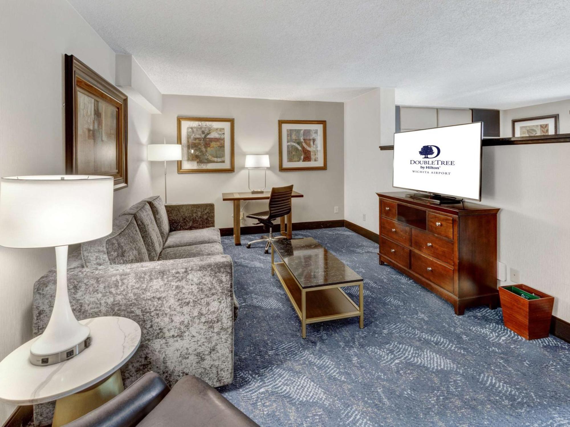 Doubletree By Hilton Wichita Airport Hotel Ngoại thất bức ảnh
