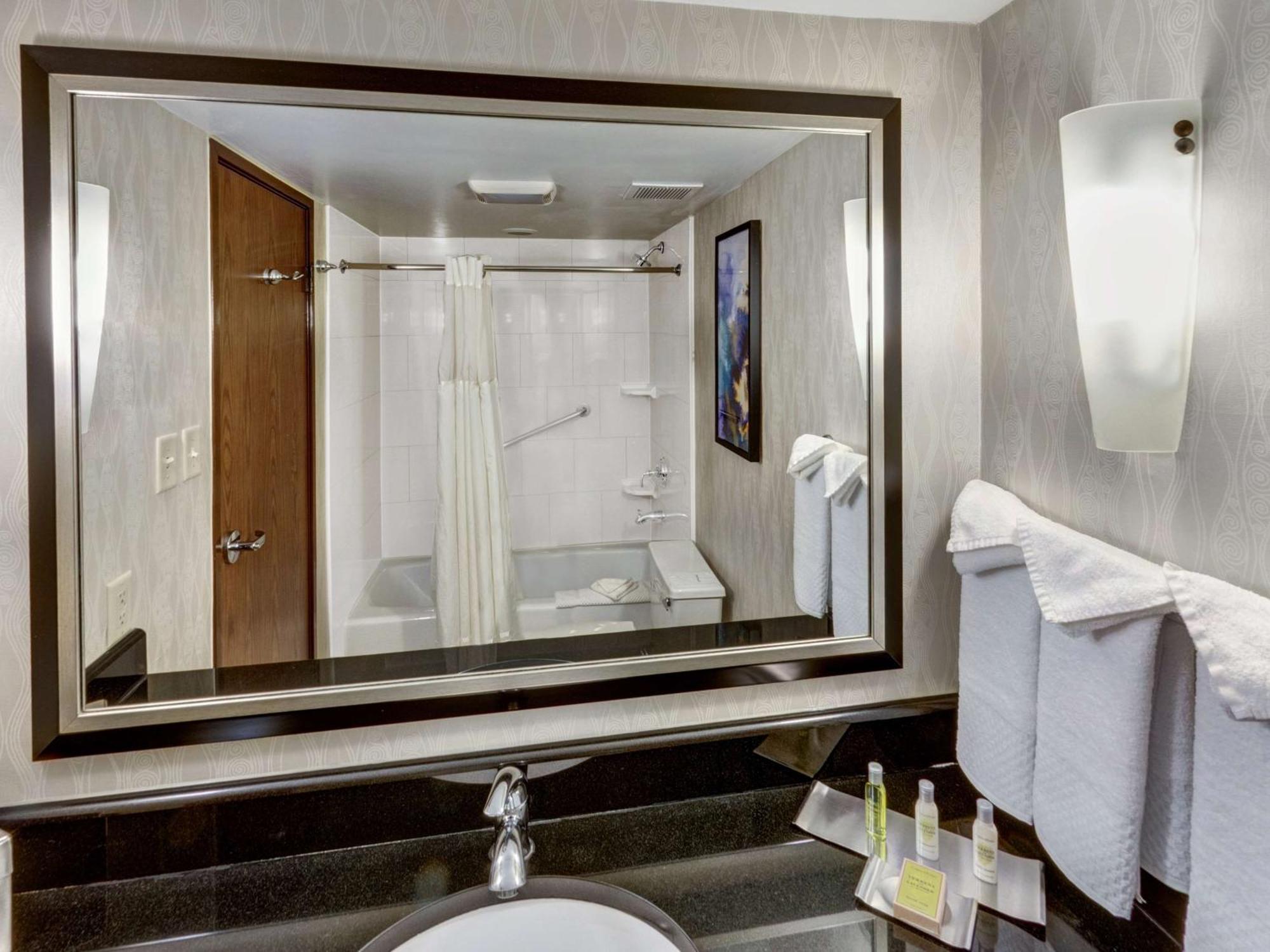 Doubletree By Hilton Wichita Airport Hotel Ngoại thất bức ảnh