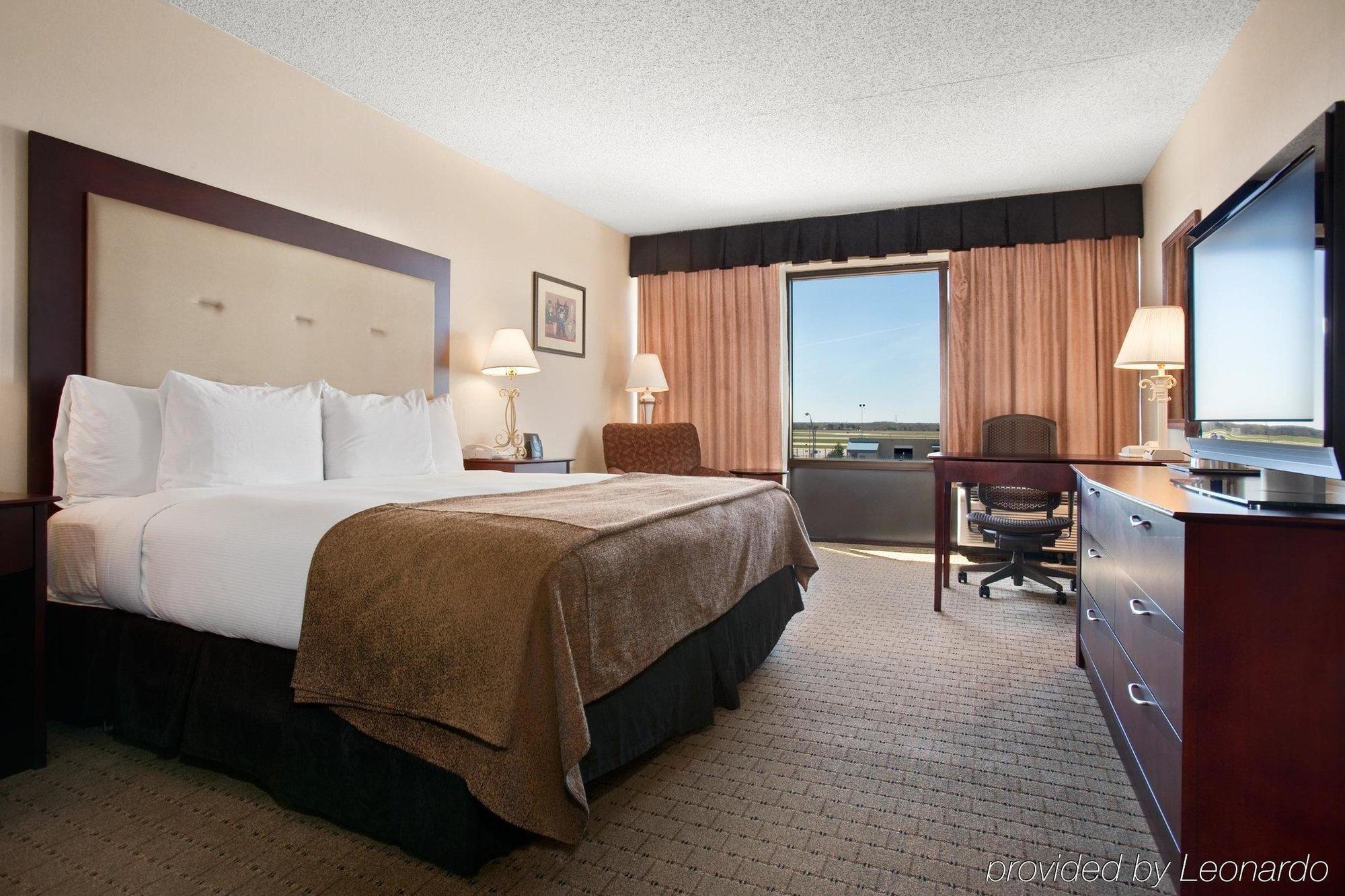 Doubletree By Hilton Wichita Airport Hotel Phòng bức ảnh