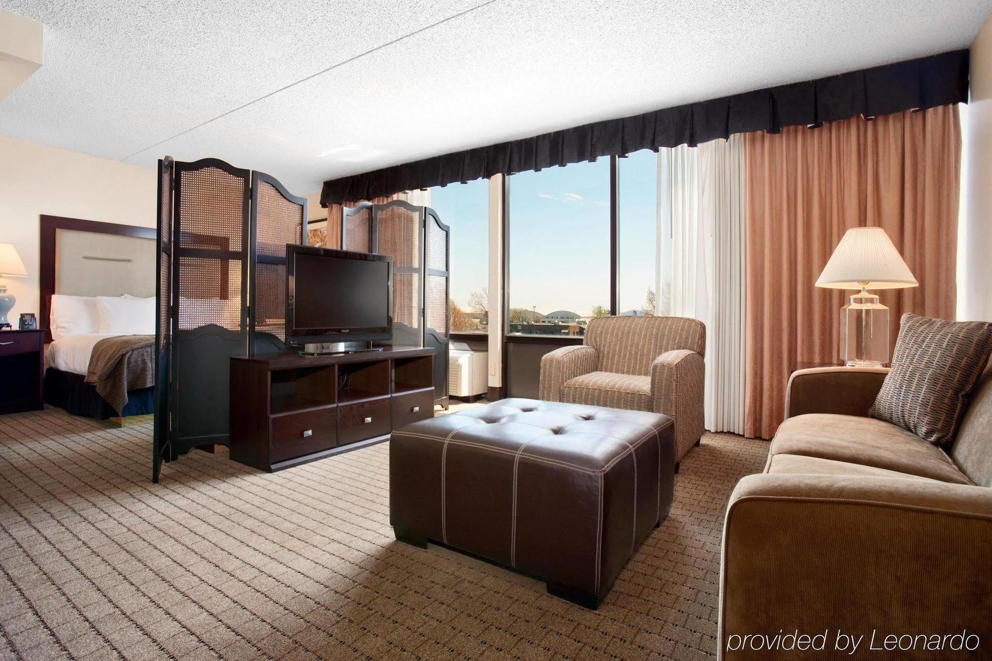 Doubletree By Hilton Wichita Airport Hotel Phòng bức ảnh