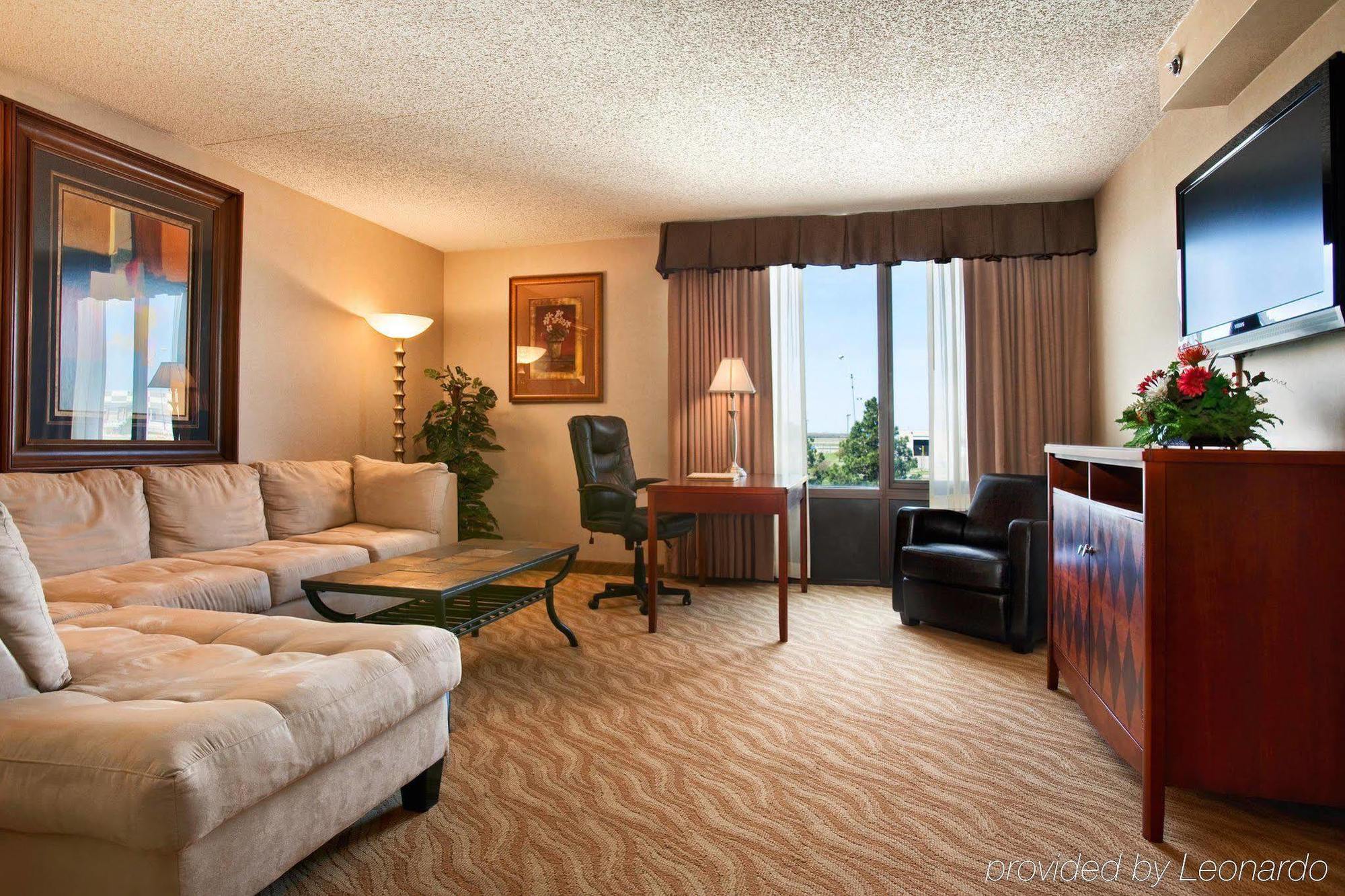 Doubletree By Hilton Wichita Airport Hotel Phòng bức ảnh