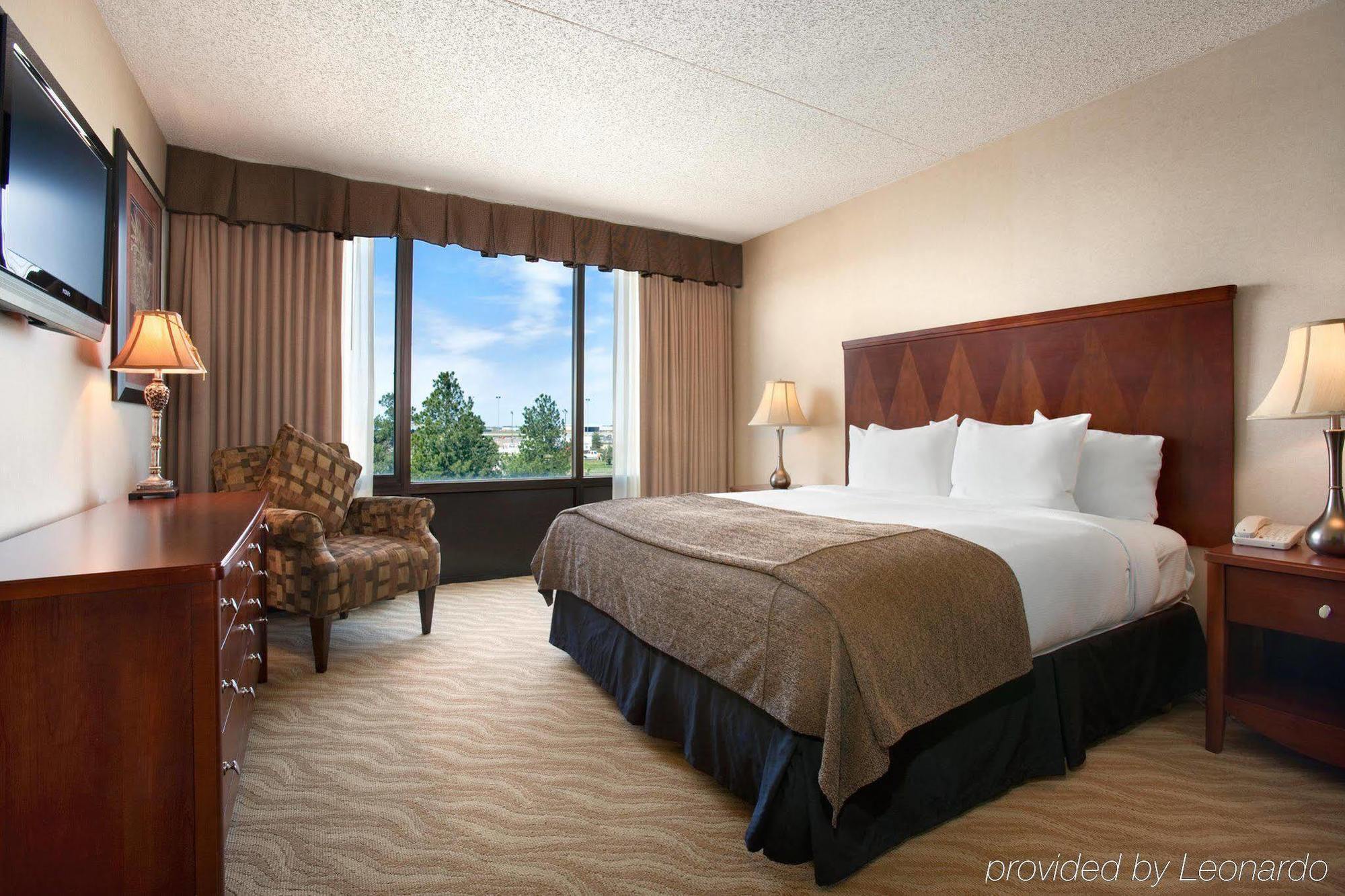 Doubletree By Hilton Wichita Airport Hotel Ngoại thất bức ảnh