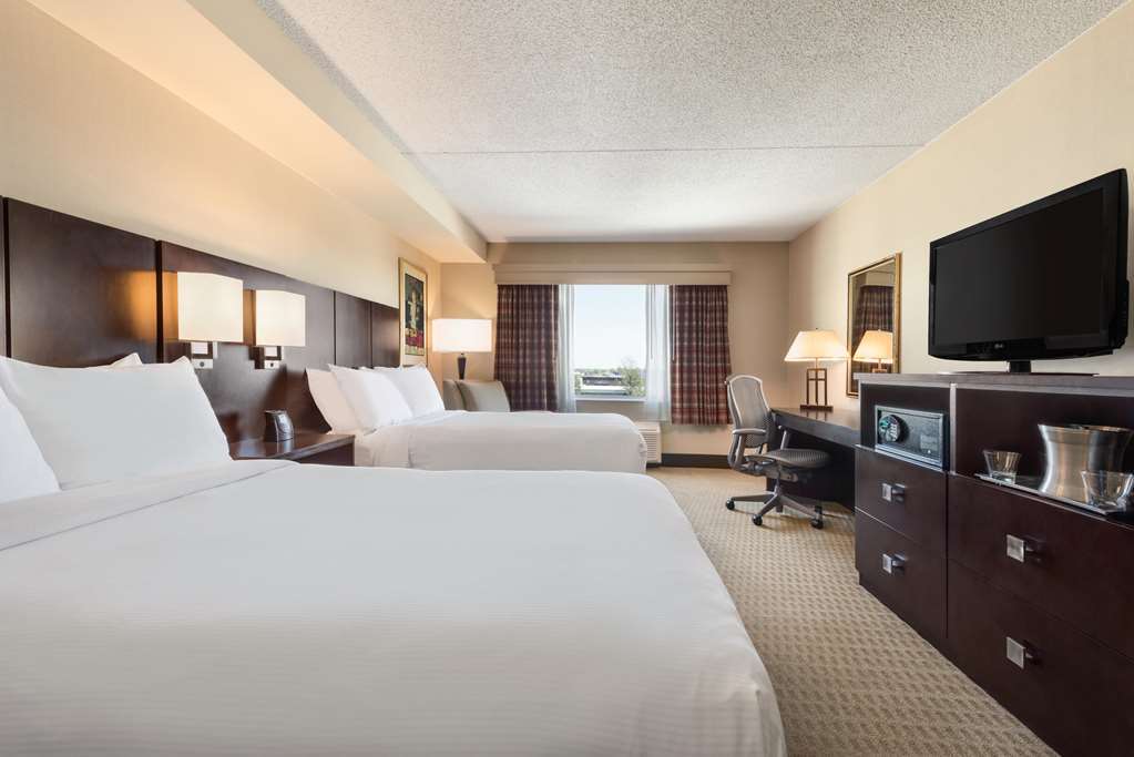 Doubletree By Hilton Wichita Airport Hotel Phòng bức ảnh